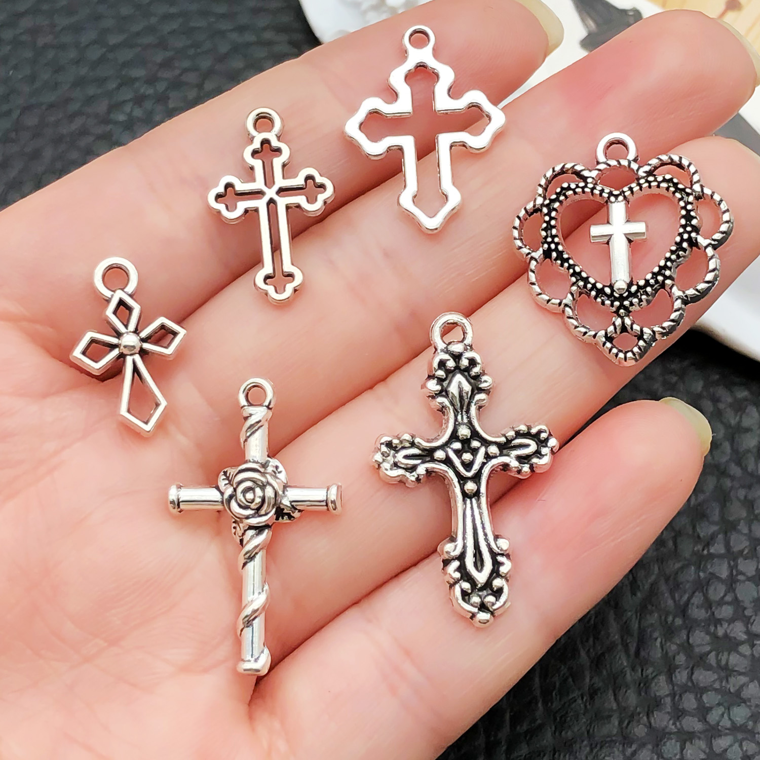 52 peças de pingentes cruzados - Jewelry Making Course avaliação e preço